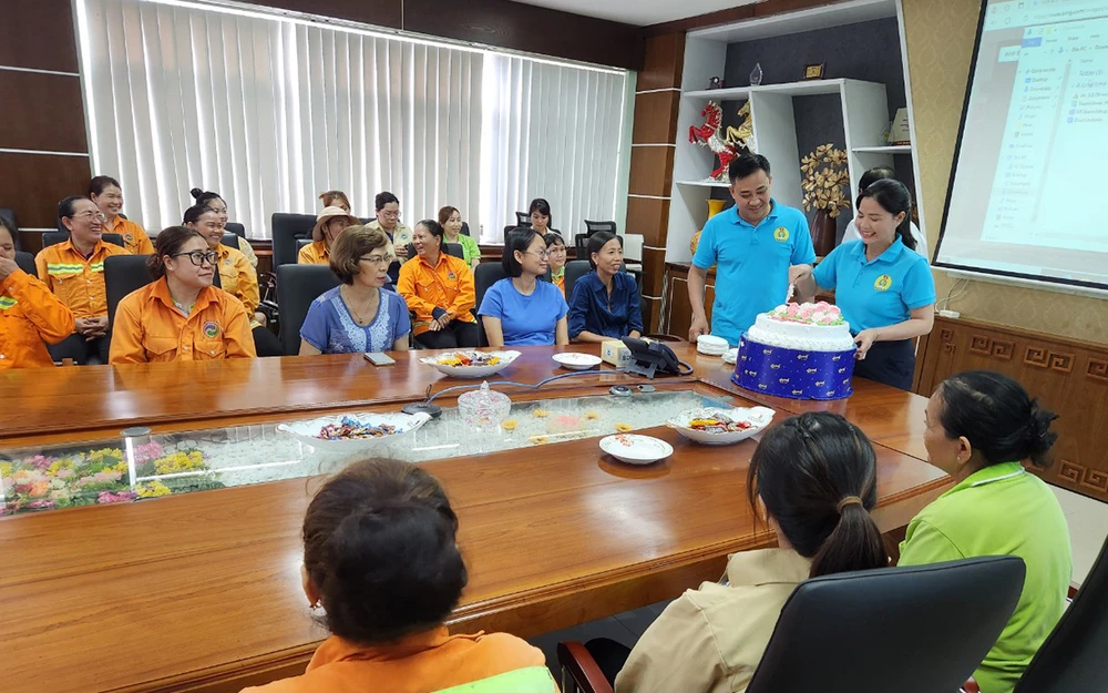 BCH công đoàn cắt bánh kem chào mừng ngày 8-3.jpg
