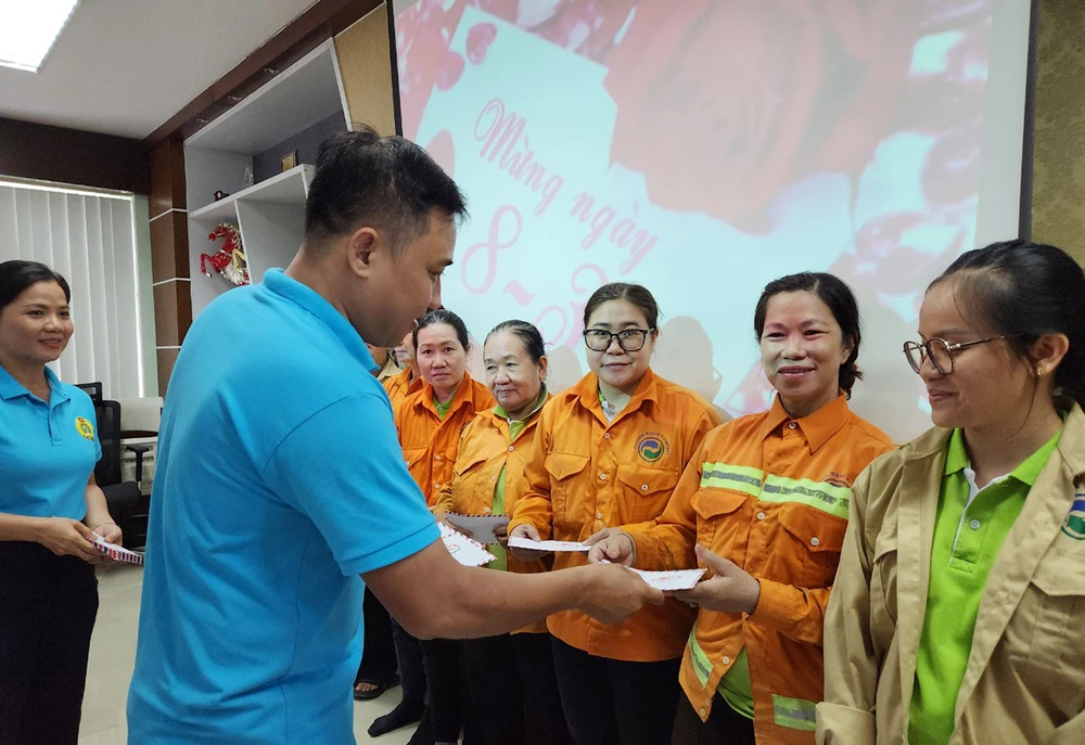 BCH công đoàn trao lì xì cho người lao động mừng ngày 8-3.jpg