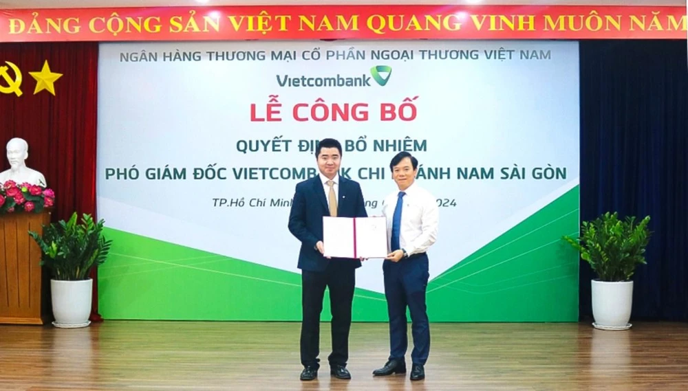 Ông Đặng Hoài Đức - Phó TGĐ Vietcombank trao quyết định bổ nhiệm cho ông Hồ Trung Dũng - tân Phó giám đốc Vietcombank Nam Sài Gòn.jpeg