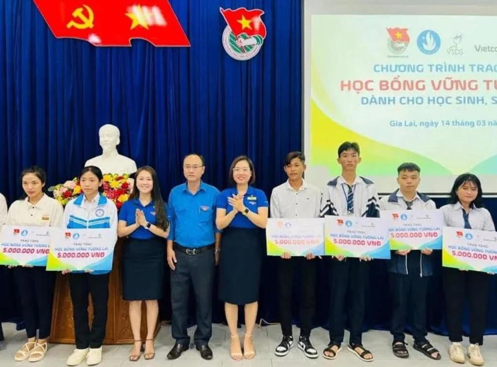 Đoàn thanh niên Vietcombank Gia Lai và Bắc Gia Lai trao tặng học bổng.jpeg