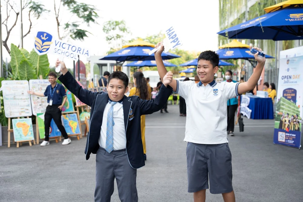 Em Nguyễn Nhật Trí 6.1 và em Phạm Nguyễn Minh Nguyên 5.1 học sinh Trường Victoria Nam Sài Gòn hào hứng tham gia hỗ trợ ngày hội tuyển sinh cùng các thầy cô của trường.jpg