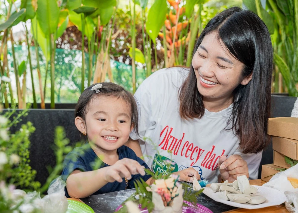 Mẹ và bé cùng tham gia hoạt động tại trường mầm non Victoria Swanbay.jpg