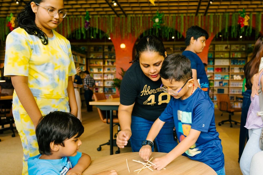 Các em học sinh hào hứng trải nghiệm các hoạt động tại ngày hội tuyển sinh.jpg