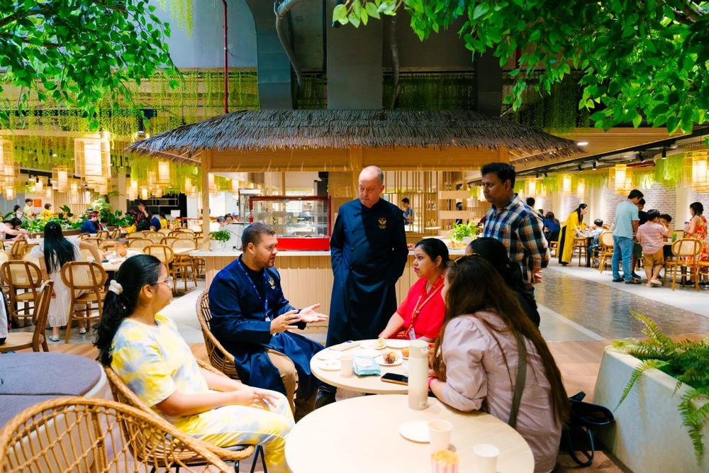 “Tại Victoria School, chúng tôi tin rằng hạnh phúc là bệ phóng giúp học sinh tận hưởng cuộc sống học đường đầy ý nghĩa, khai phóng mọi tiềm năng và sẵn sàng gia nhập thế hệ công dân toàn cầu có bản sắc dân tộc, lòng trắc ẩn, chính trực và có trách nhiệm”, Thạc sĩ David Perkin (áo dài xanh, đứng giữa) chia sẻ.jpg