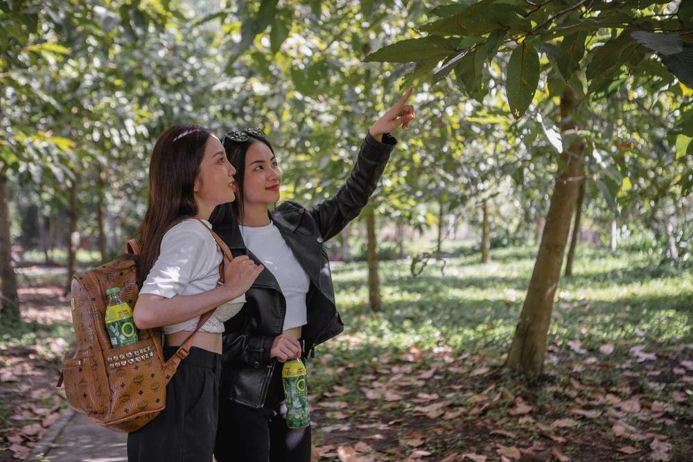 Trong những chuyến đi tránh nóng của người trẻ không thể thiếu item đặc biệt là những chai Trà Xanh Không Độ giúp xua tan căng thẳng mệt mỏi, giải nhiệt cuộc sống.jpg