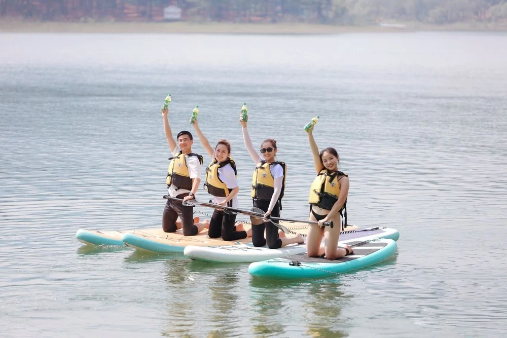 Chèo thuyền Sup và thưởng thức chai Trà Xanh Không Độ giữa thiên nhiên xanh mát để xua tan căng thẳng mệt mỏi là hoạt động yêu thích mới của người trẻ khi đến Đà Lạt.jpg