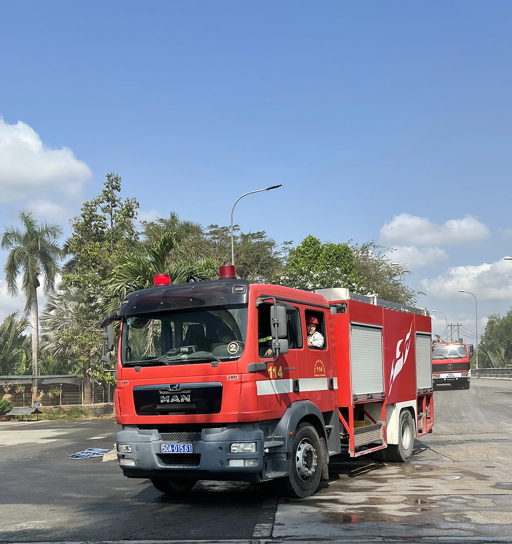 Đội Cảnh sát PCCC & CNCH Công an huyện Bình Chánh nhanh chóng tới hiện trường để chữa cháy và cứu hộ cứu nạn.JPG