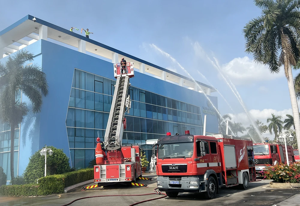 Xe thang xuất hiện để hỗ trợ đưa người bị nạn ở trên tầng cao xuống.JPG