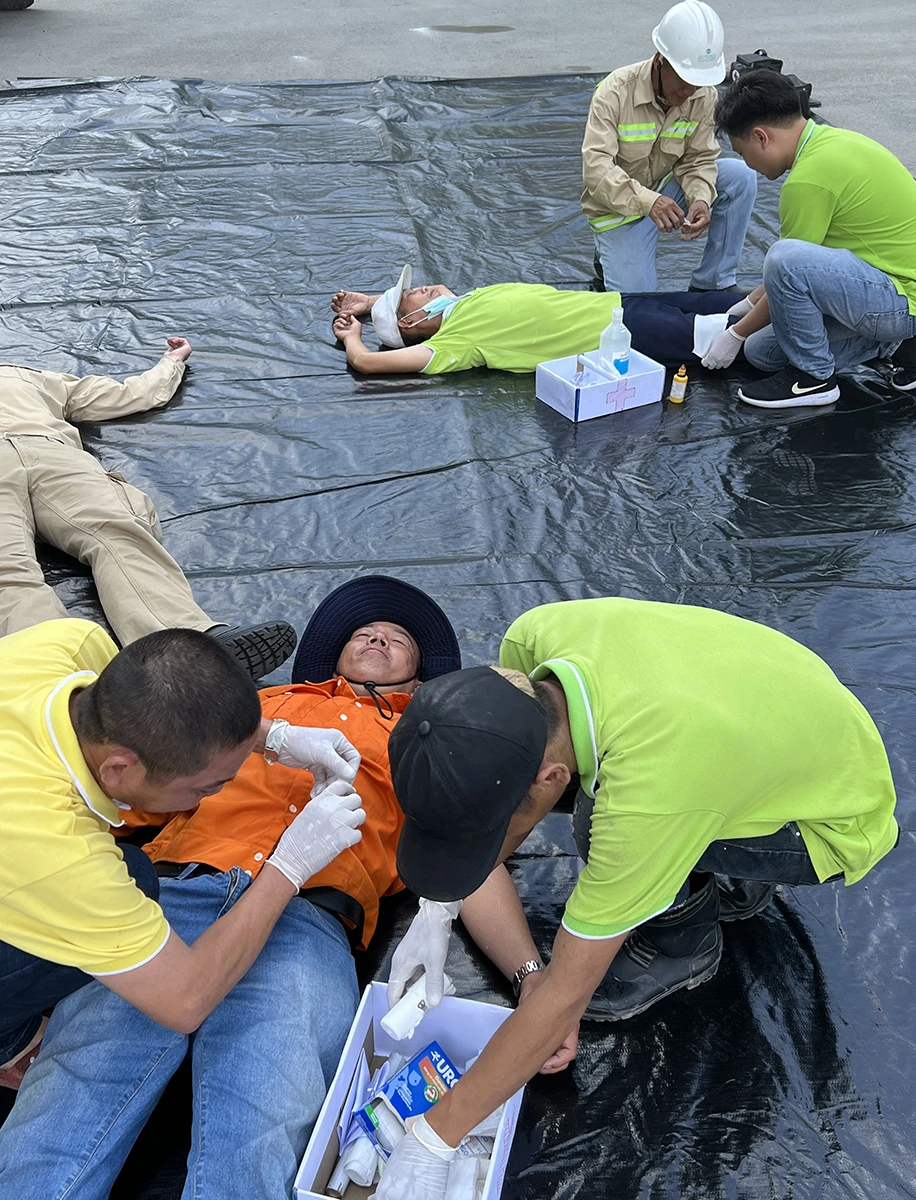 Lực lượng y tế nhanh chóng sơ cấp cứu người bị nạn.JPG