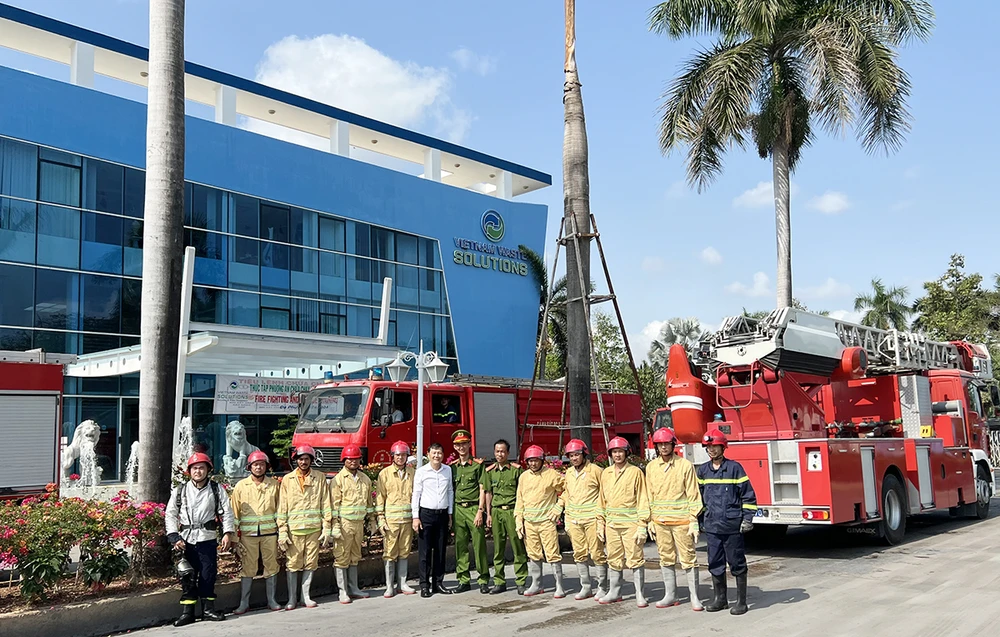 Sơ kết rút kinh nghiệm và chụp hình lưu niệm sau diễn tập của các lực lượng.JPG