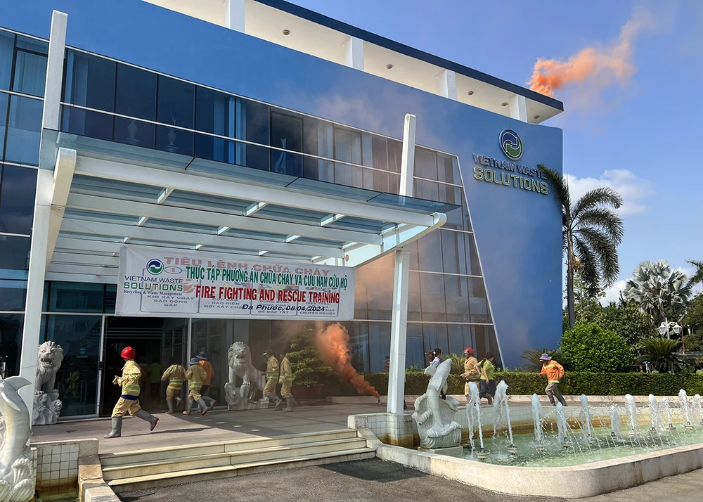 Lực lượng PCCC tại chỗ nhanh chóng hỗ trợ đưa người và tài sản ra khỏi khu vực cháy.JPG