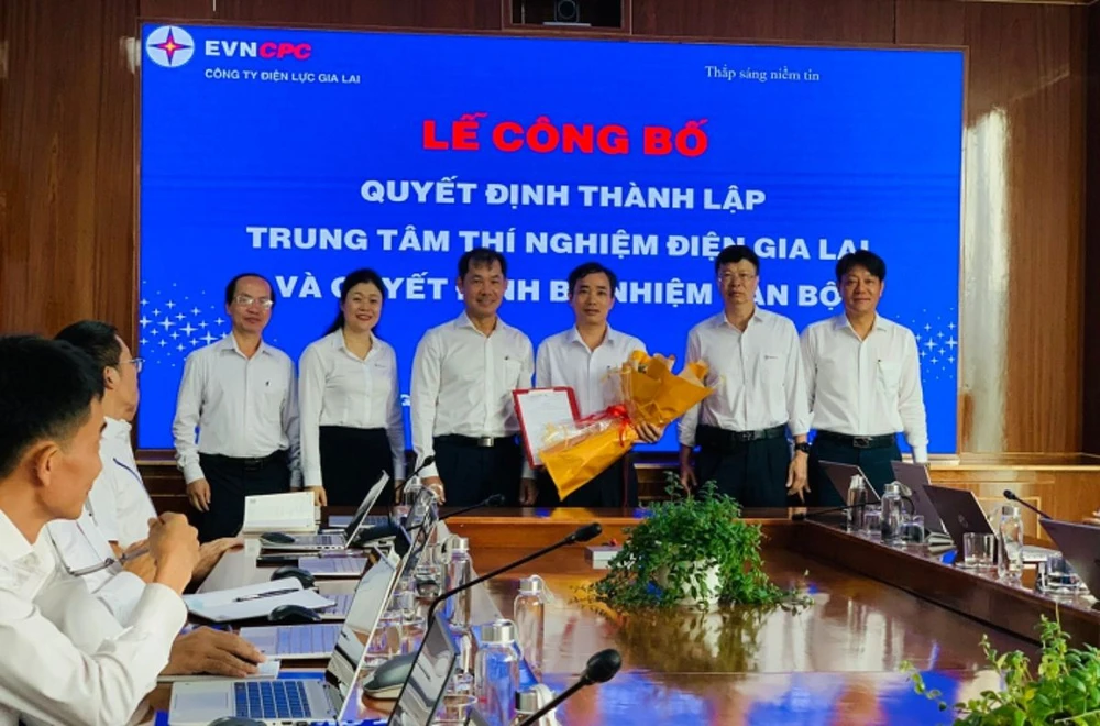 Lễ Công bố quyết định thành lập Trung tâm Thí nghiệm điện Gia Lai và quyết định bổ nhiệm cán bộ.png