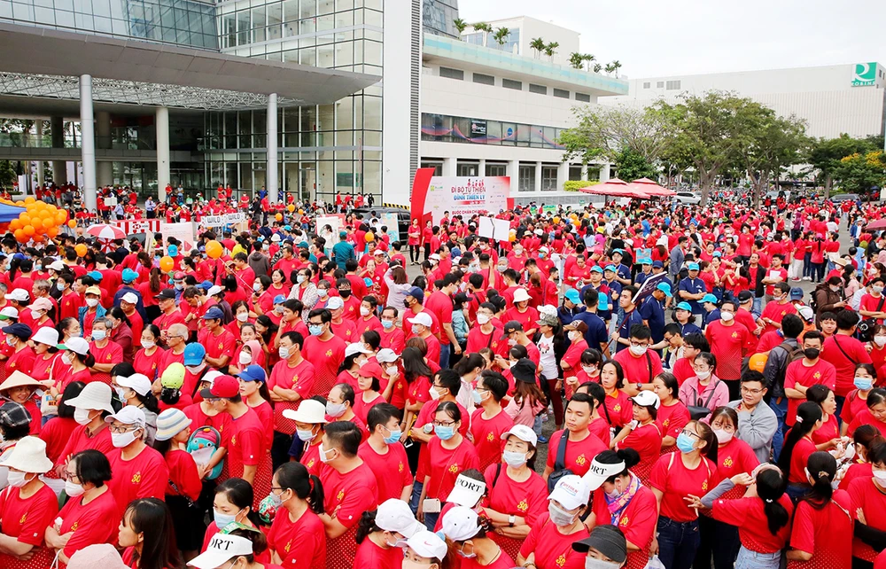 Đông đảo người tham gia đi bộ từ thiện.JPG