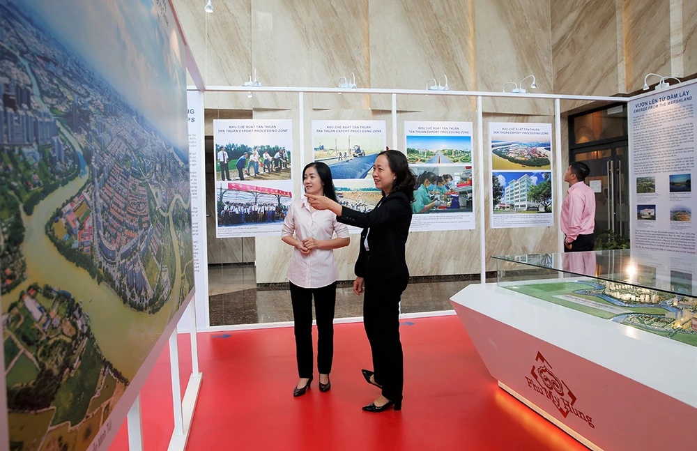 Khách tham quan triển lãm ảnh.JPG