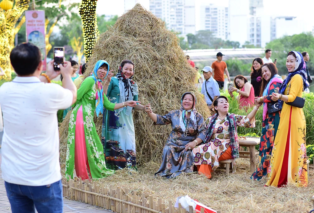 Ngươi dân hớn hở chụp hình tại Hội hoa xuân Phú Mỹ Hưng.JPG