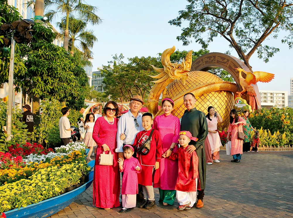 Gia đình 3 thế hệ cùng chụp hình tại Hội hoa xuân Phú Mỹ Hưng.JPG