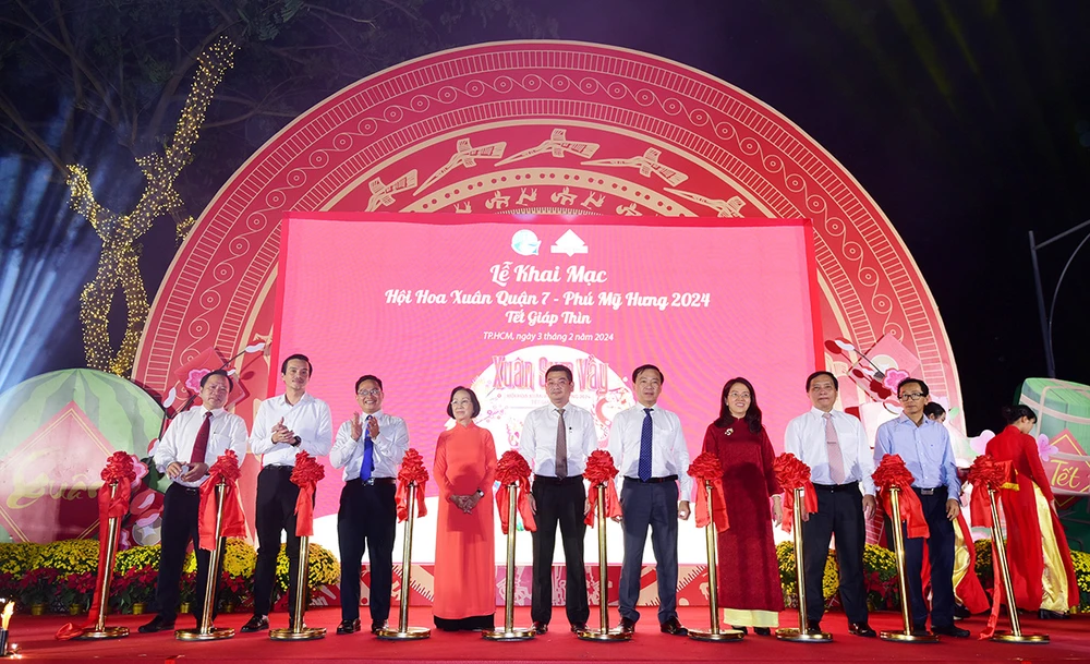 BTC thực hiện nghi lễ khai mạc Hội hoa xuân Phú Mỹ Hưng Tết Giáp Thìn 2024.JPG