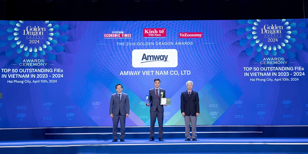 Đại diện Amway nhận giải thưởng Golden Dragon Awards năm 2024.jpg