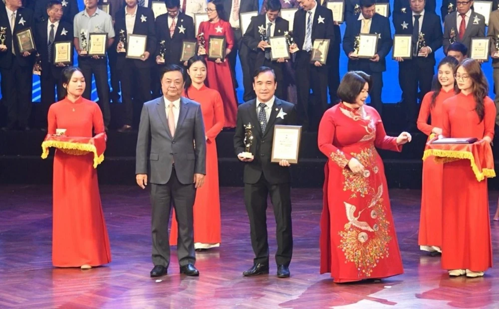 Ông Nguyễn Ngọc Thắng, Giám đối khối vận hành hoạt động Co.opmart, thay mặt đơn vị nhận giải thưởng Ngôi sao HTX Việt Nam.jpg