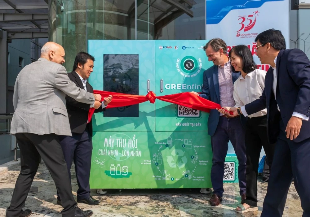 Trạm tái sinh chất thải nhựa sử dụng công nghệ AI hiện đại để tự động nhận diện, phân loại và thu gom chai nhựa và lon nhôm đã qua sử dụng.jpg