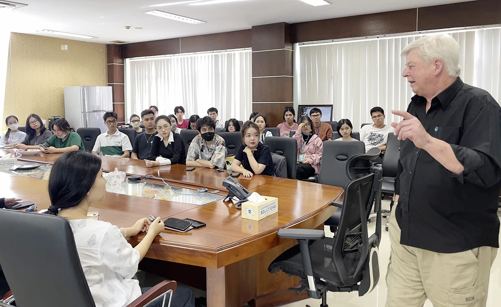 Ông Kevin Moore đang trả lời các câu hỏi của sinh viên.jpg