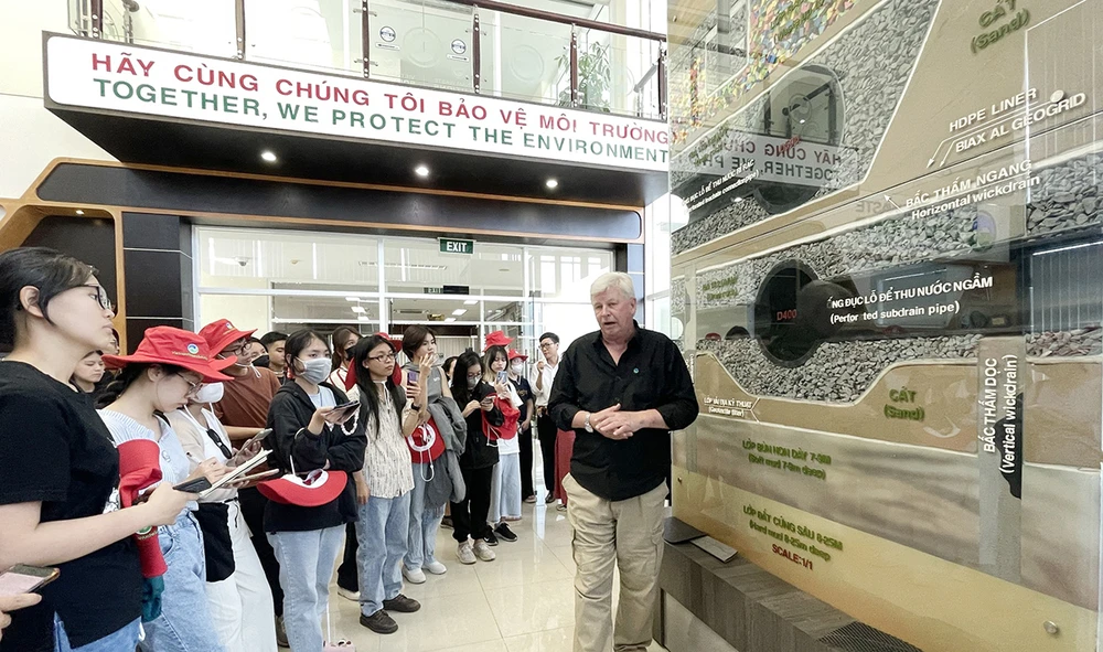 Ông Kevin Moore đang giới thiệu về quá trình khai phá và xây dựng Khu Liên hợp Xử lý chất thải Đa Phước.jpg