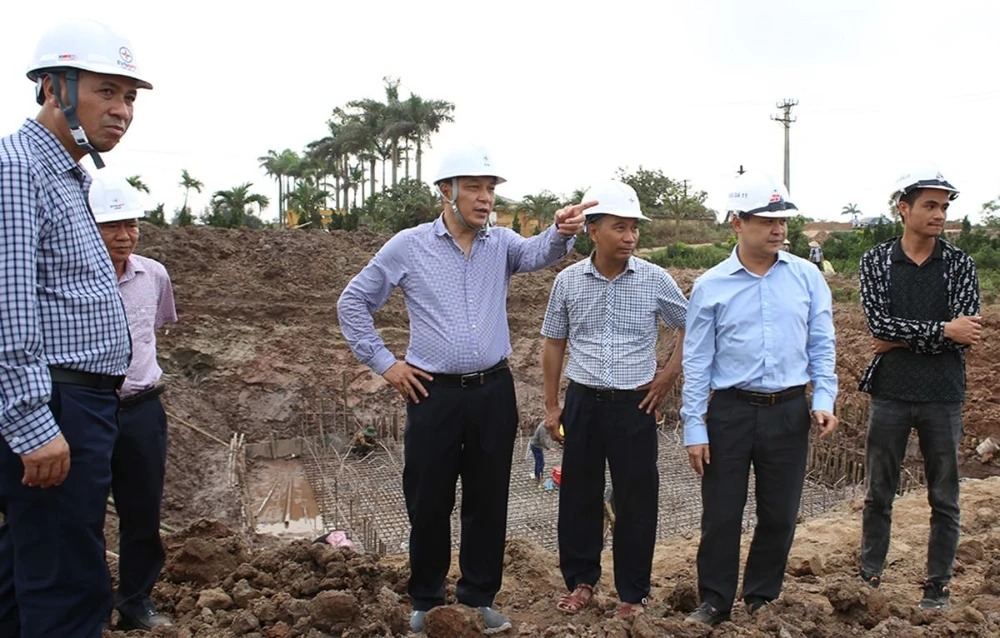 Lãnh đạo EVN, EVNNPT kiểm tra tiến độ thi công Dự án đường dây 500kV NMNĐ Nam Đinh I – Phố Nối, khoảng vượt sông Hồng.jpg