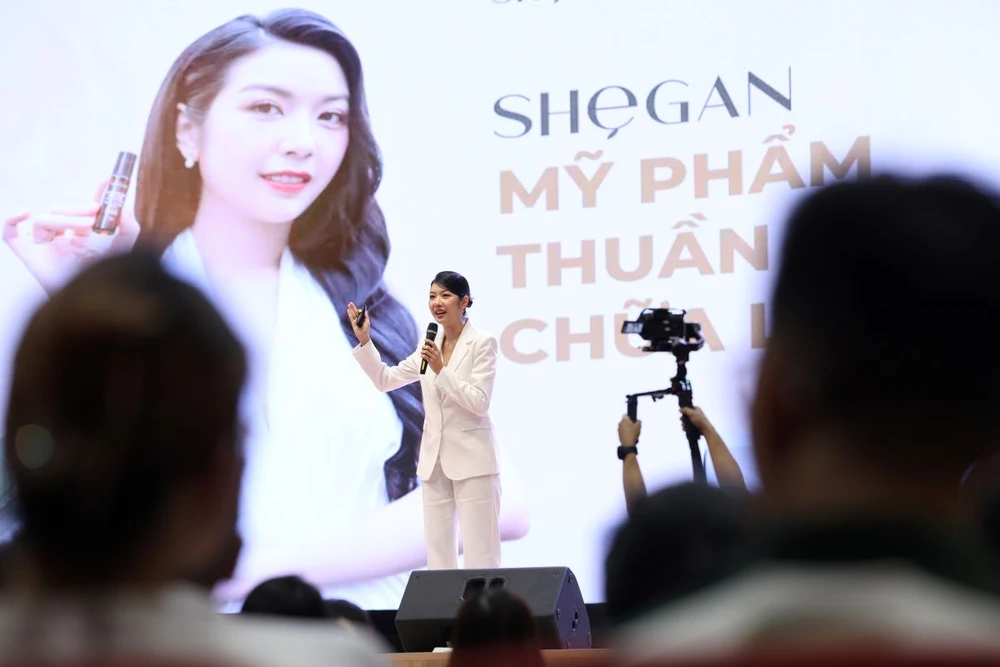 Á hậu Quốc tế Thúy Vân tham gia Diễn đàn Toàn cảnh Thương mại điện tử 2024.jpg