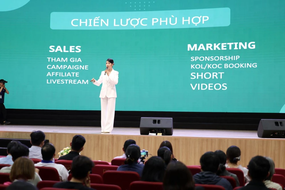 Á hậu Quốc tế Thúy Vân tham gia Diễn đàn Toàn cảnh Thương mại điện tử 2024.jpg