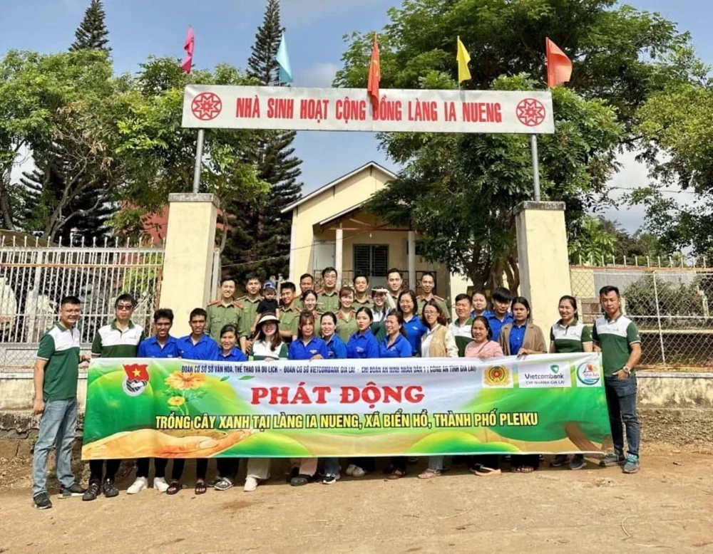 Đoàn thanh niên các đơn vị: Vietcombank Gia Lai; Sở Văn hóa, Thể thao và Du lịch tỉnh Gia Lai; An ninh Nhân dân 1 - Công an tỉnh Gia Lai ra quân phát động trồng cây xanh tại làng Ia Nueng, xã Biển Hồ, thành phố Pleiku, tỉnh Gia Lai.jpeg