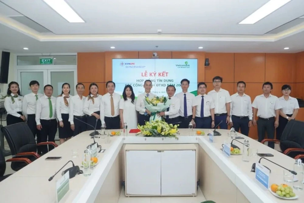 Vietcombank Huế ký kết hợp đồng tín dụng với Công ty Điện lực Thừa Thiên Huế.jpeg