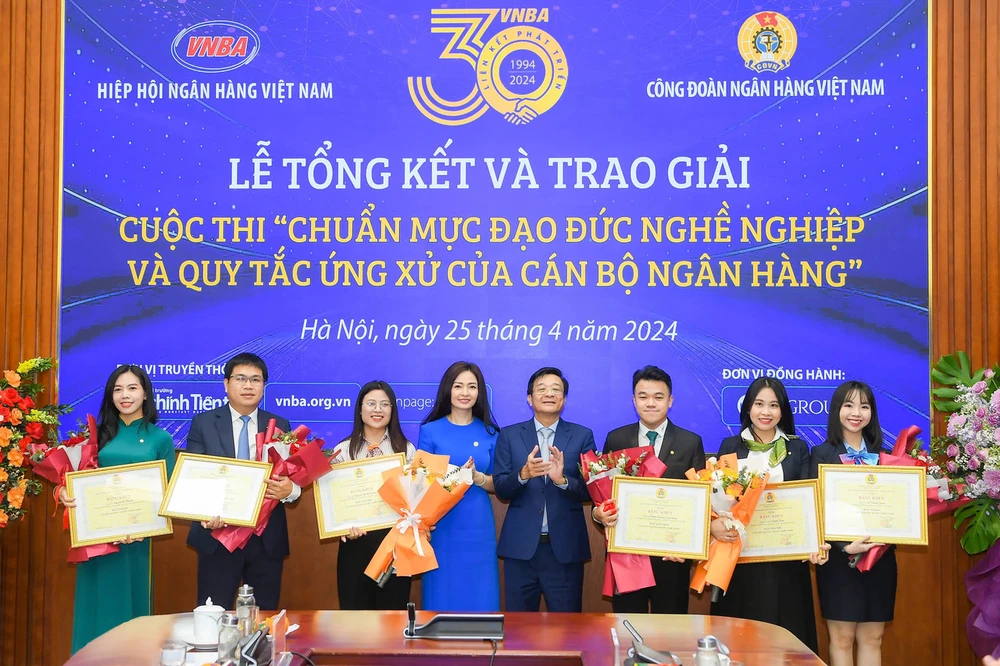 Vietcombank đạt giải cao tại cuộc thi ‘Chuẩn mực đạo đức nghề nghiệp và quy tắc ứng xử của cán bộ ngân hàng’.jpeg
