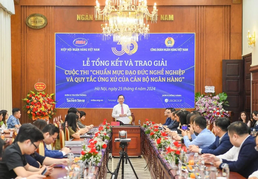 Vietcombank đạt giải cao tại cuộc thi ‘Chuẩn mực đạo đức nghề nghiệp và quy tắc ứng xử của cán bộ ngân hàng’.jpeg