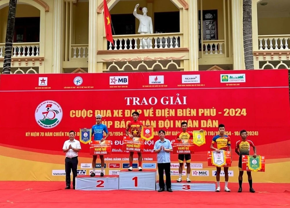 Đại diện Agribank, đồng chí Nguyễn Hữu Thắng - Phó Giám đốc Agribank Chi nhánh tỉnh Hòa Bình trao giải cho các vận động viên tham gia Cuộc đua xe đạp 'Về Điện Biên Phủ năm 2024 - Cup Báo Quân đội Nhân dân'.jpg