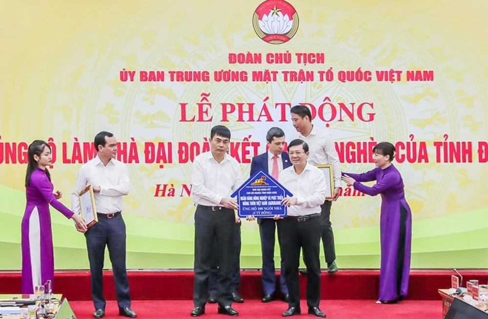 Đại diện lãnh đạo Agribank, đ/c Nguyễn Minh Phương - Ủy viên Ban thường vụ, Thành viên Hội đồng thành viên trao ủng hộ 05 tỷ đồng để xây dựng 100 ngôi nhà Đại đoàn kết tại tỉnh Điện Biên.jpg