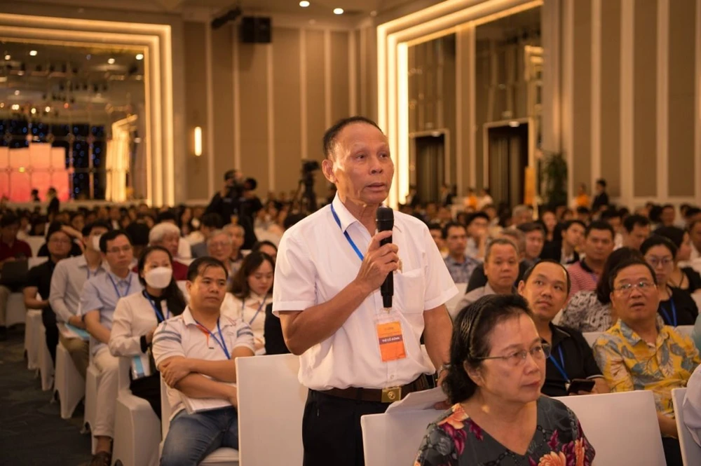 Cổ đông đặt câu hỏi và đóng góp ý kiến tại đại hội.jpg