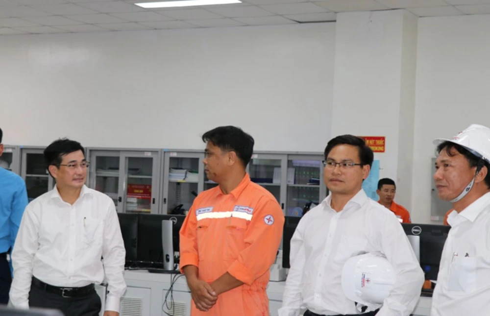 Đoàn đến kiểm tra tại Phòng Điều khiển trung tâm Nhà máy Nhiệt điện Vĩnh Tân 2.png