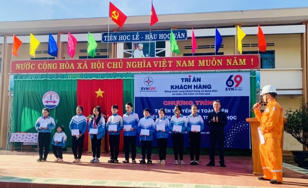 PC Gia Lai tổ chức các động ngoại khoá 'Trường học chung tay tiết kiệm điện'.jpg