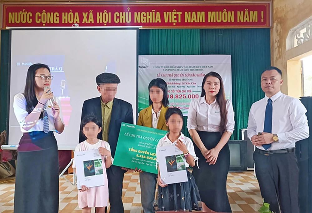 Manulife đã tiến hành chi trả quyền lợi bảo hiểm cho người thân của khách hàng L.V.C với tổng số tiền 2.318.825.000 đồng vào ngày 21-4.jpg