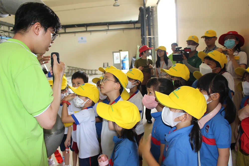 Các em tham quan Nhà máy xử lý nước rỉ rác.jpg