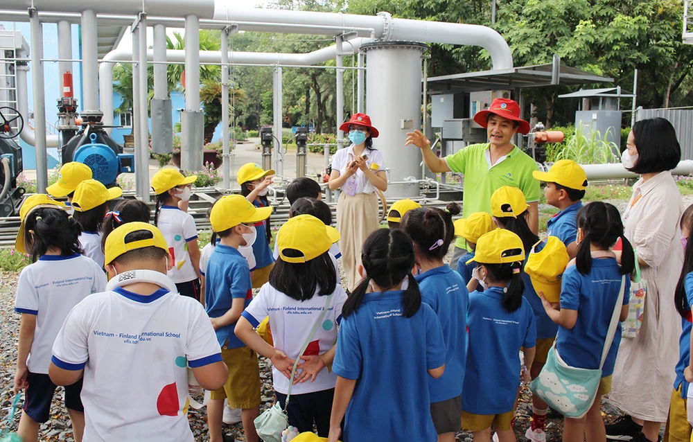 Các em tham quan Nhà máy phát điện từ nguồn khí metan thu từ rác.jpg