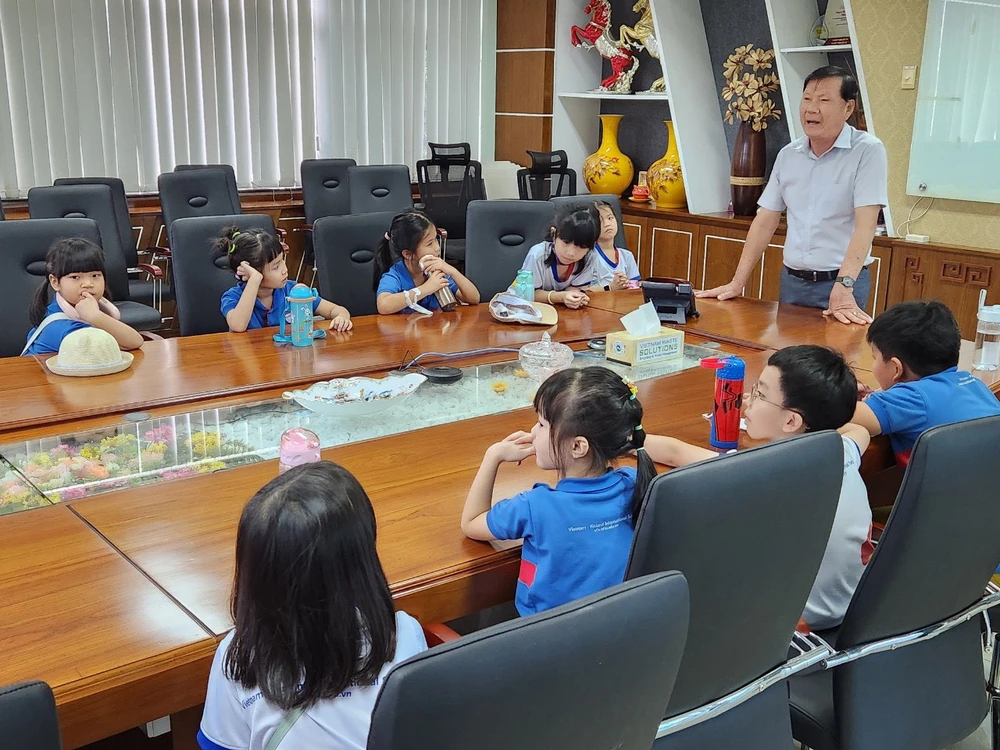 Ông Dương Văn Cường đang giới thiệu cho các em về Khu Liên hợp xử lý chất thải Đa Phước.jpg