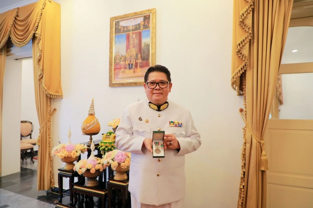 Ông Montri Suwanpori - Phó Chủ tịch CPF vinh dự nhận Huân chương Hoàng gia từ Quốc vương Thái Lan.JPG