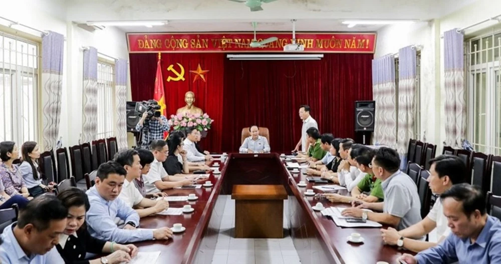 Đoàn công tác đã nghe báo cáo nhanh tại trụ sở UBND phường Trung Hòa.jpg