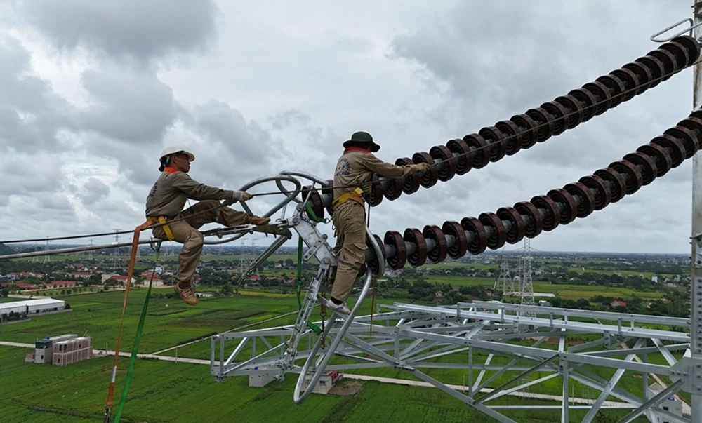 Dự án đường dây 500kV, đoạn NMNĐ Nam Định I – Thanh Hóa đã cơ bản hoàn thành dựng cột và chuyển bước sang giai đoạn thi công kéo dây.jpg