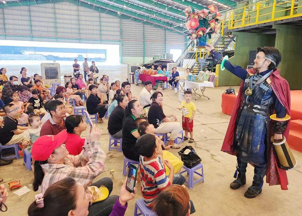 Các bé vui nhộn khi tham gia tiết mục ảo thuật.jpg