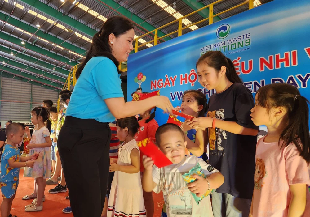 Đại diện Công đoàn Công ty VWS trao quà cho các bé.jpg