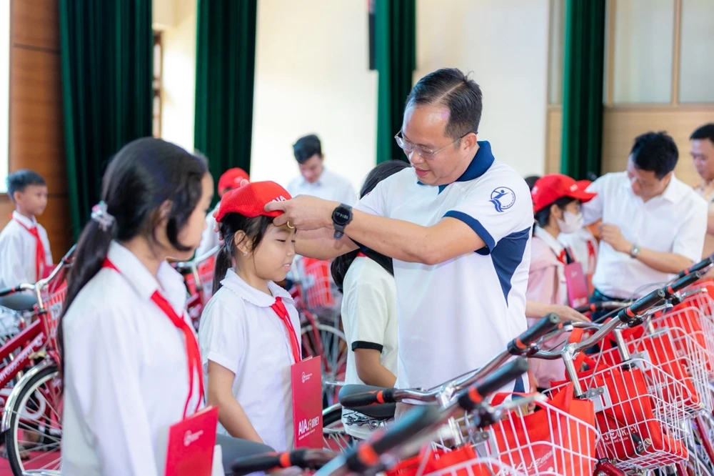 Ban lãnh đạo của AIA Việt Nam tận tay trao tặng quà và gửi lời động viên cố gắng học tập đến trẻ em Việt Nam.jpg