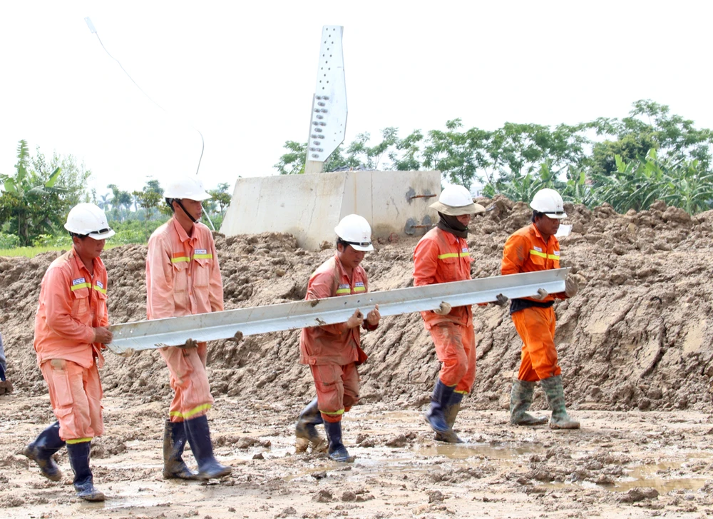 Không ngại khó, không ngại khổ, những người 'lính áo cam' đang chung sức vì dòng điện của Tổ quốc.jpg