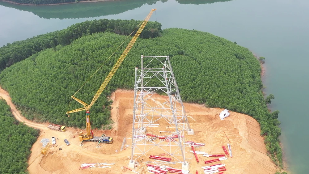 Các nhà thầu cũng đang ra sức đẩy nhanh tiến độ dựng cột, kéo dây.jpg